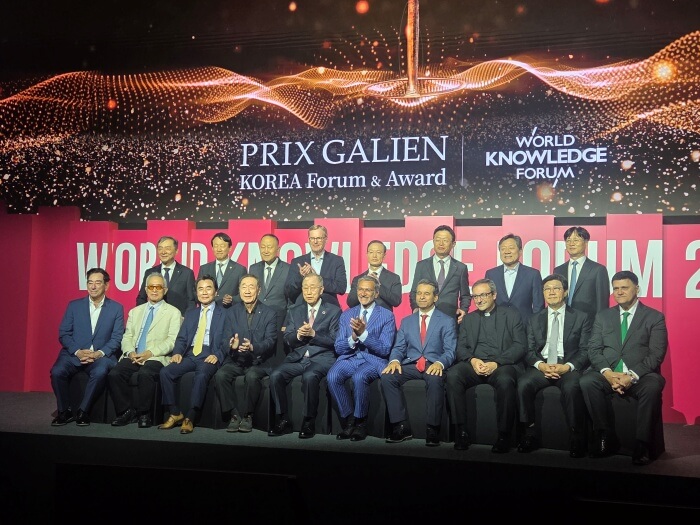 Prix Galien Korea Forum & Award 2026 group photo on stage at the World Knowledge Forum in Seoul