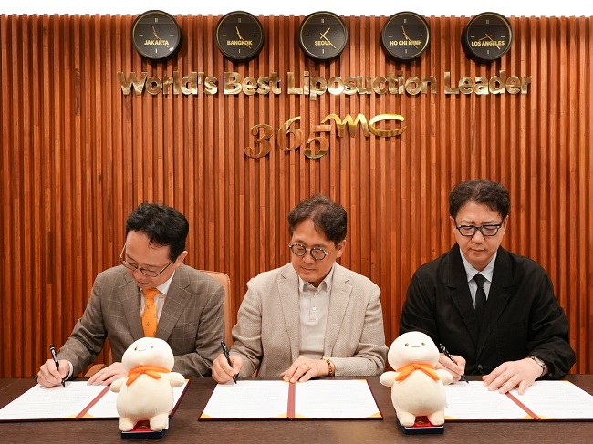 Three representatives signing the joint research agreement for adipose-derived ECM artificial skin development