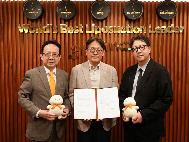 Representatives of 365mc, Seoul National University Bundang Hospital and MonitCell holding the signed joint research agreement